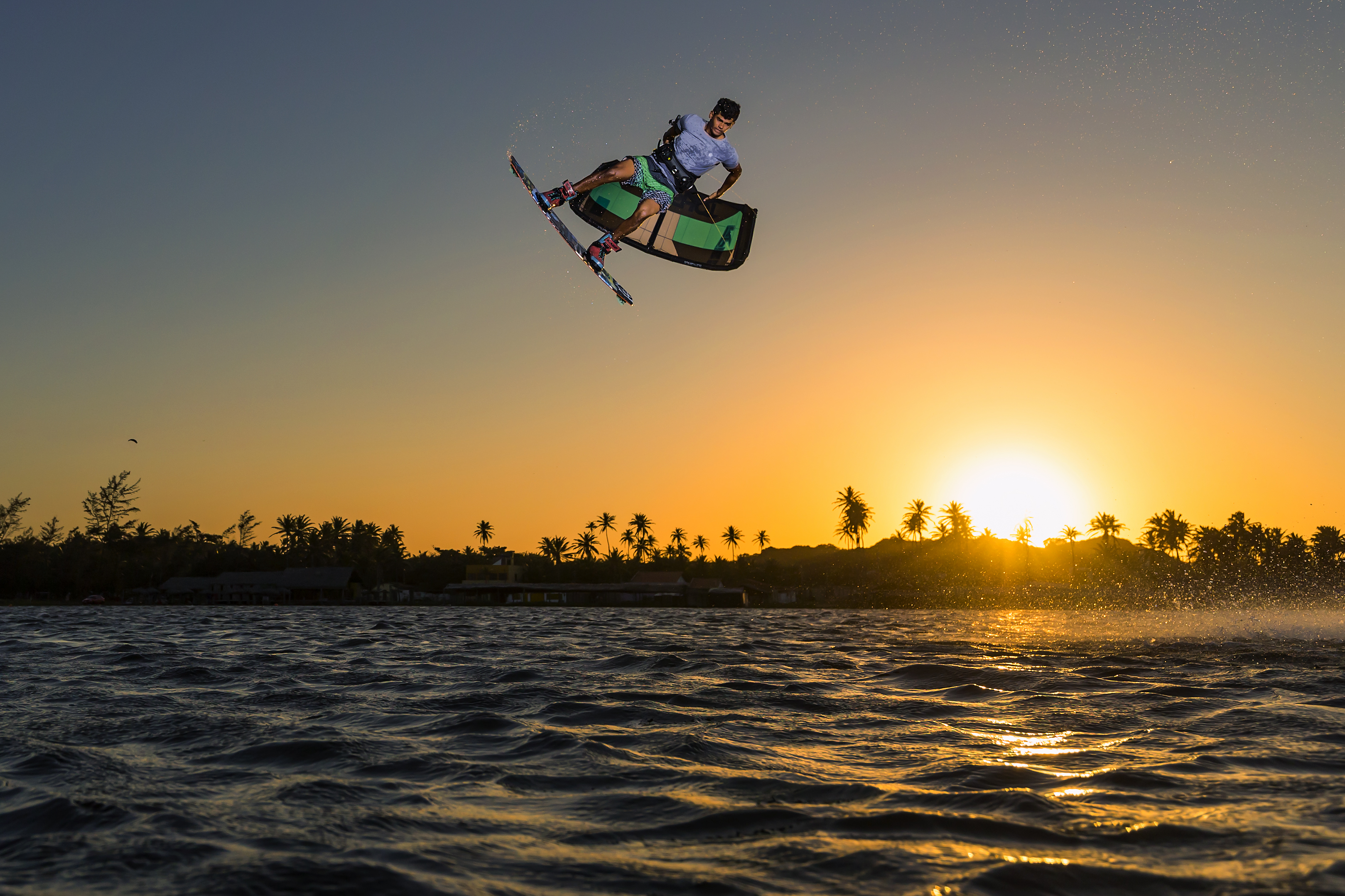 Kitesurf no litoral cearense ao pôr do sol